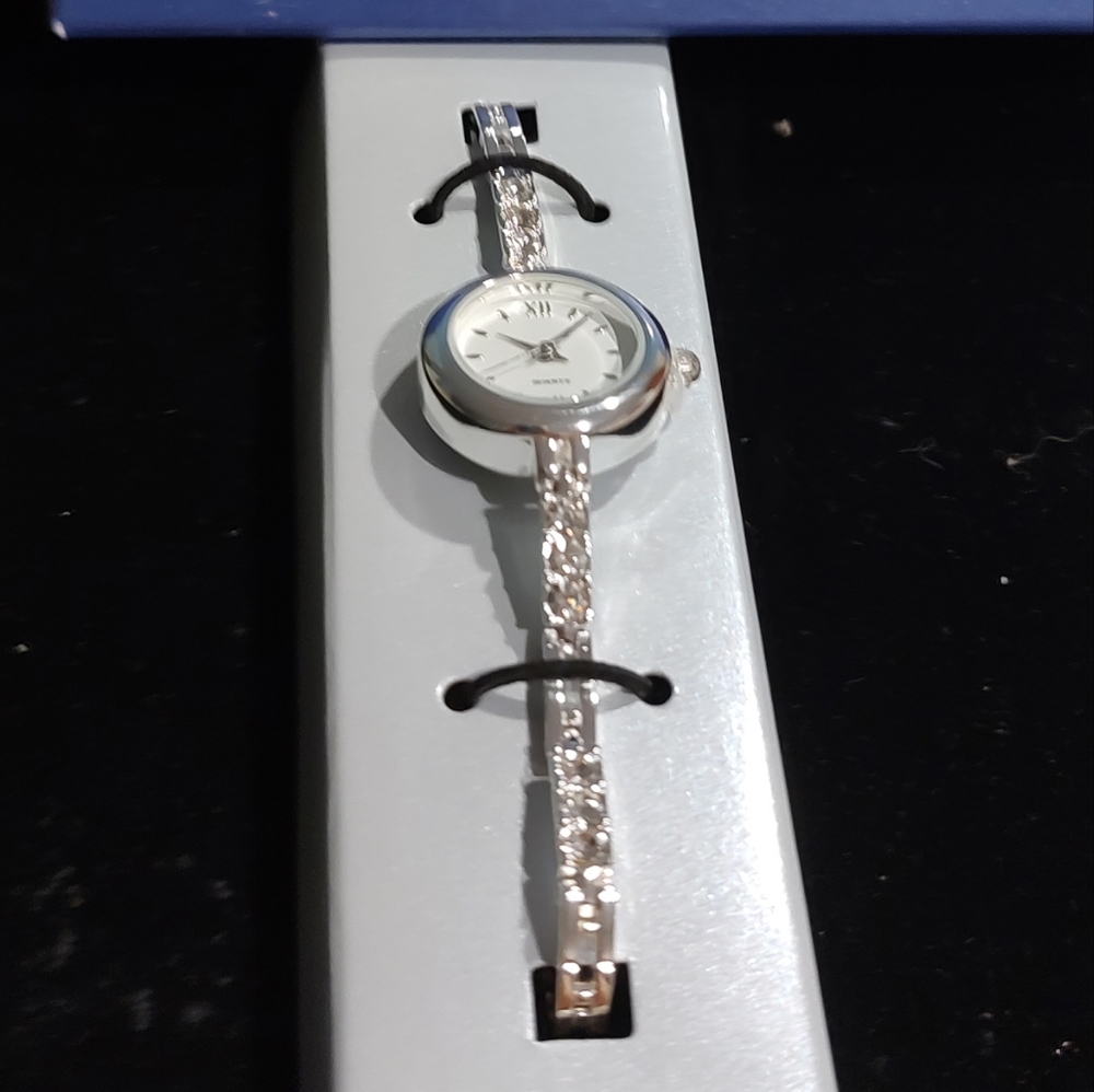 This Avon Sparkle Tennis Bracelet Watch stunning vintage 2003 of jewelry